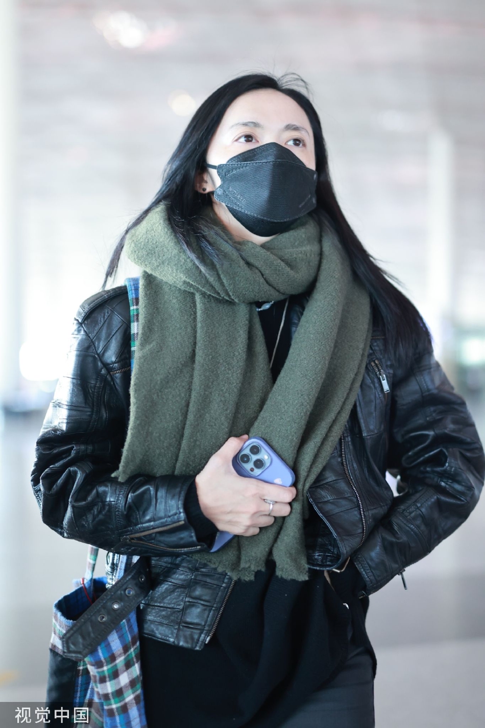 组图：姚晨皮衣搭配围巾造型现身机场 蓝格子手提包复古潮流