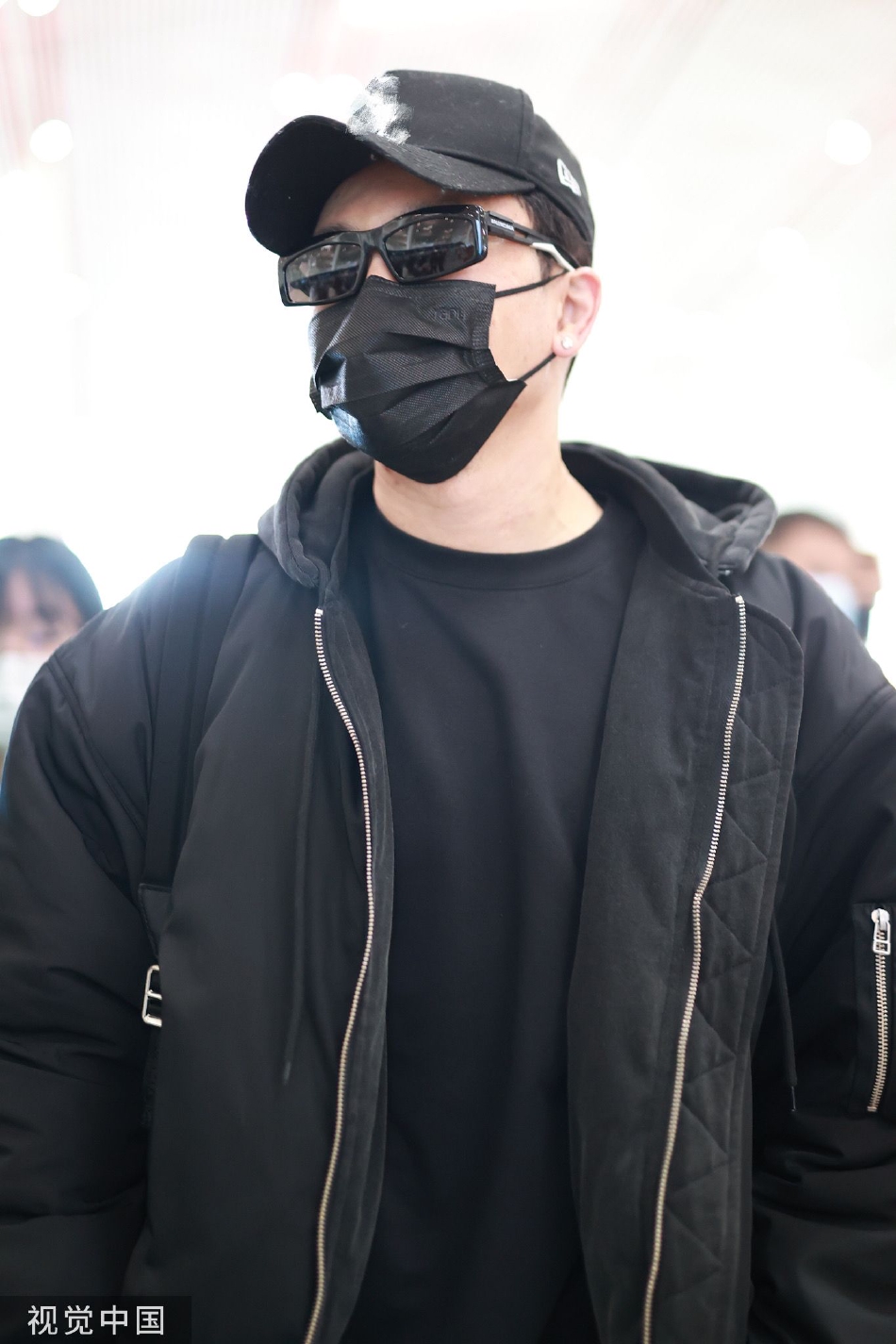 组图:苏有朋穿搭时尚现身机场 热心埋头为粉丝签名_高清图集_新浪网