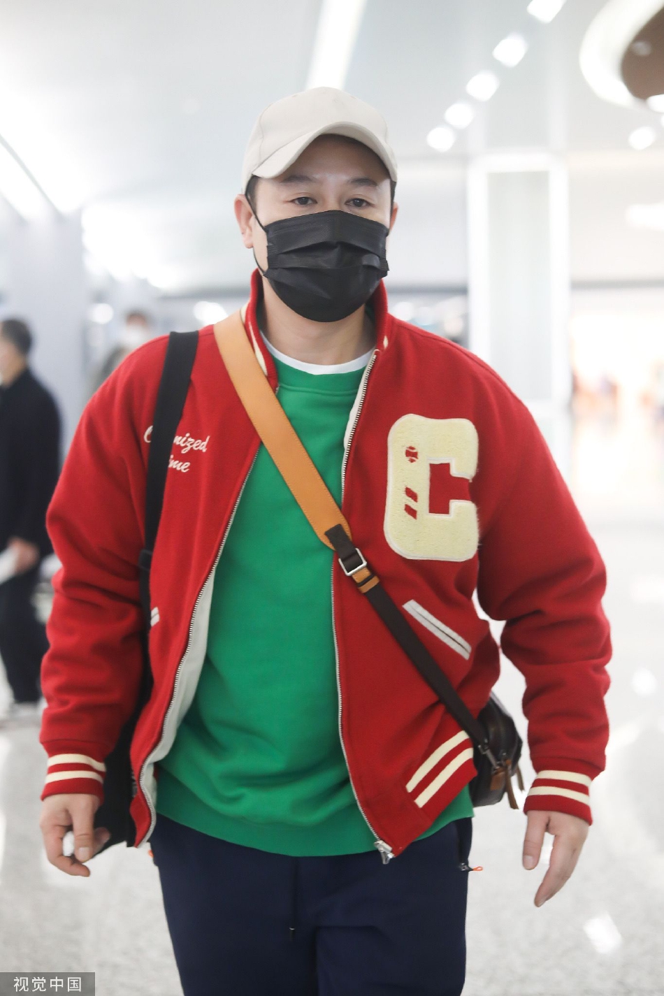 组图:张颂文休闲穿搭现身机场 棒球服棒球帽搭配帅气十足_高清图集