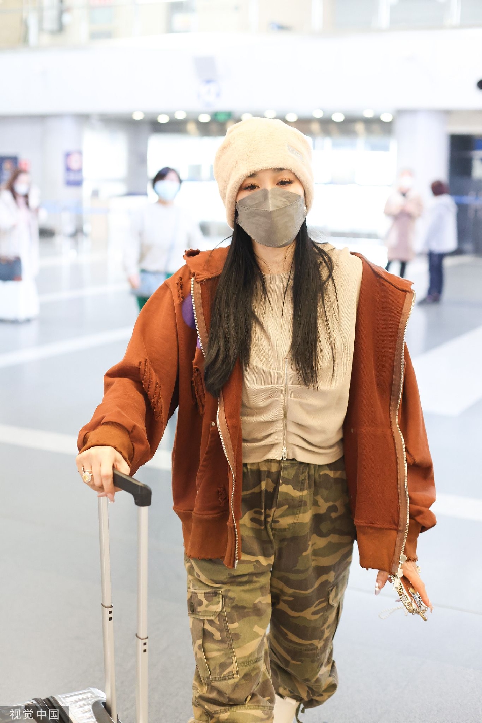 组图:钟丽缇戴白色帽子现身机场 卫衣外套搭配工装裤时尚度拉满_高清