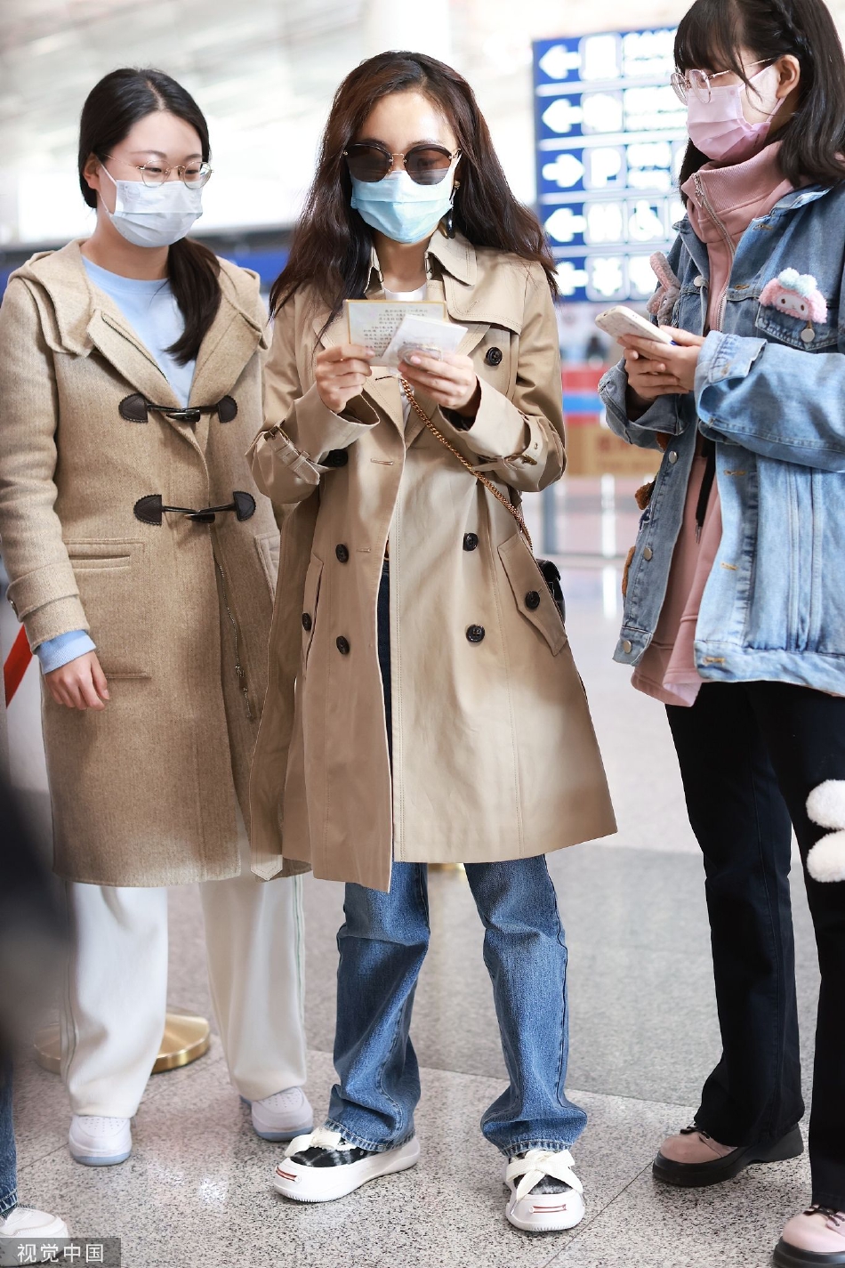 杨蓉穿卡其色风衣机场出行 热心签名获粉丝包围_影视资讯网明星报道