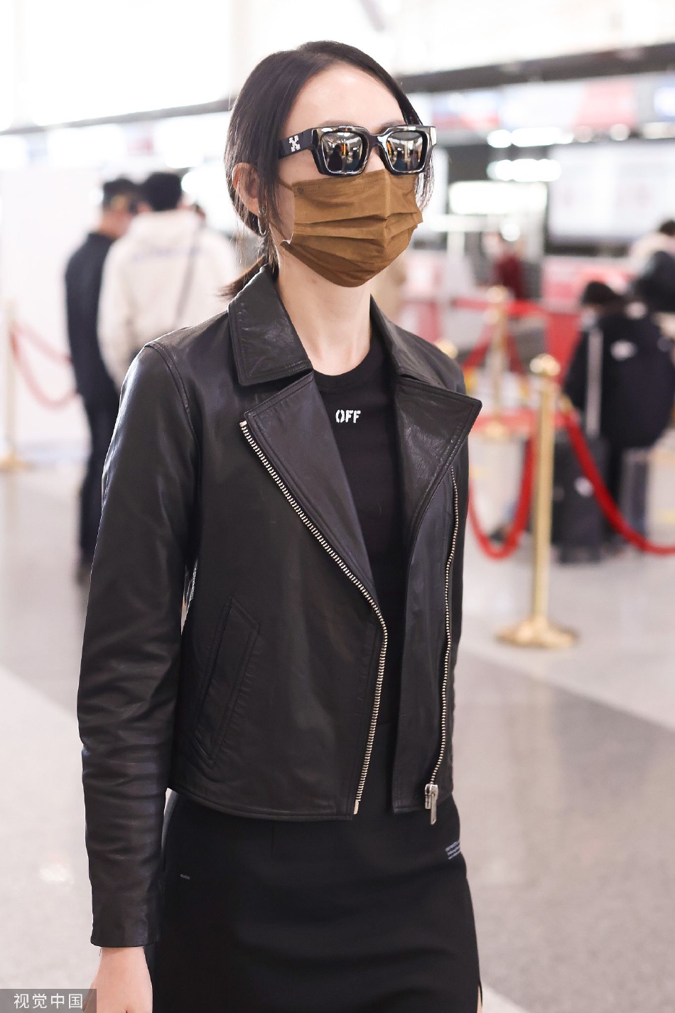 组图:童瑶超黑look造型现身机场 和镜头打招呼酷飒十足_高清图集_新浪