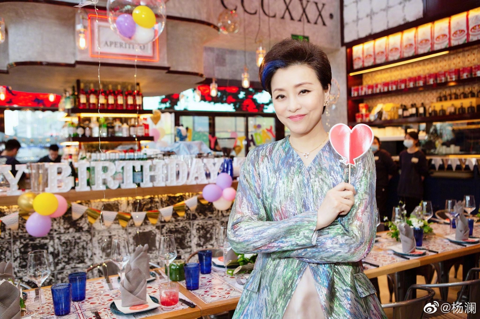 组图:杨澜53岁生日晒庆生美照 派对现场获丈夫甜蜜拥吻_高清图集_新浪