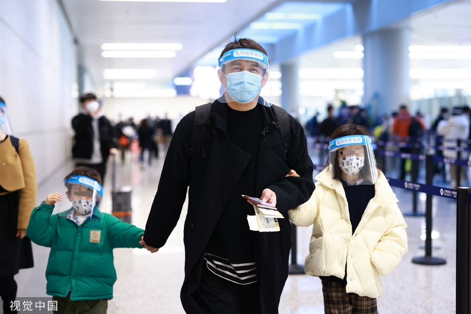 组图：黄磊带二女儿和小儿子现身机场 一家人穿搭休闲十分温馨