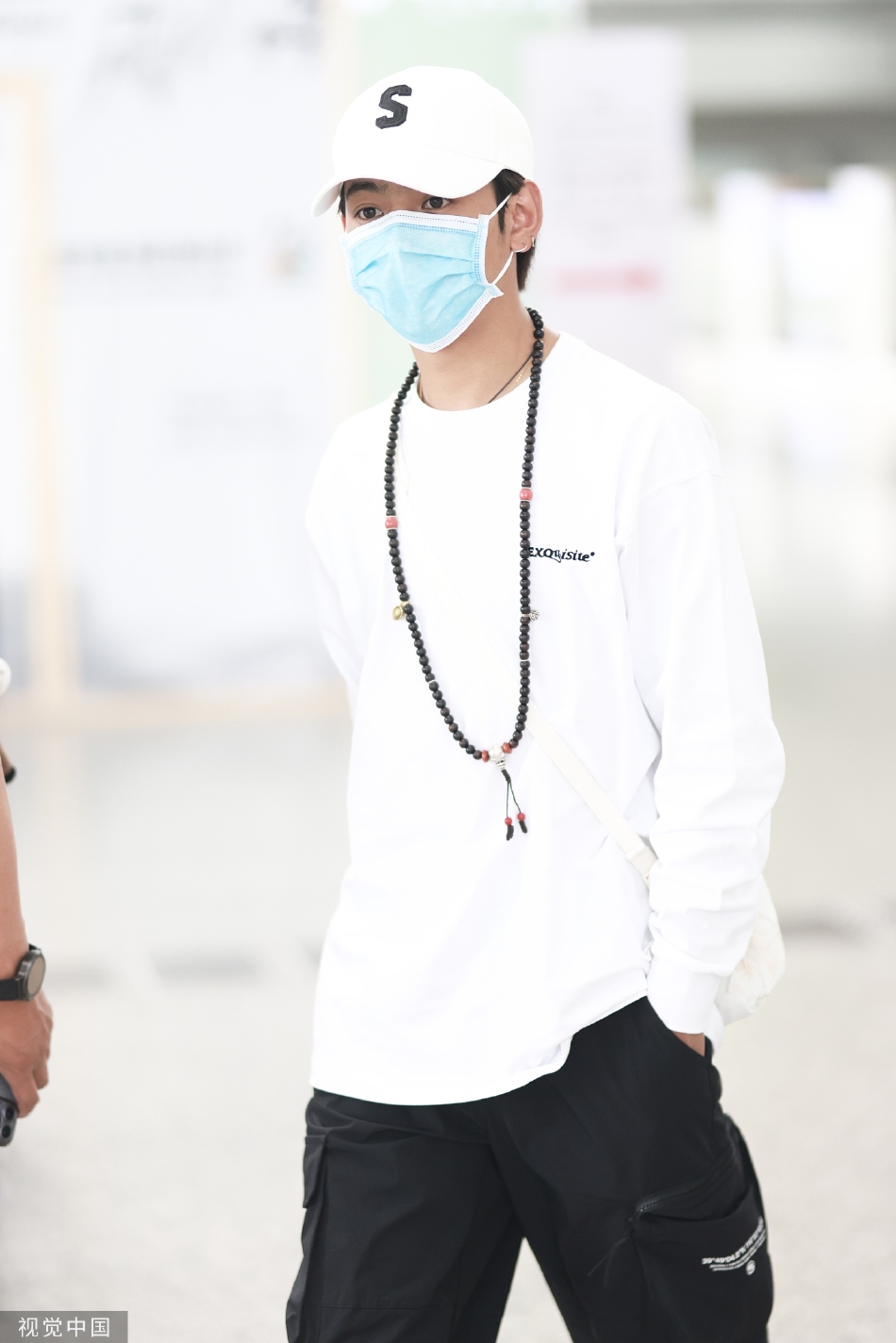组图:丁真穿白色卫衣现身机场 搭配民族风项链清爽个性_高清图集_新浪