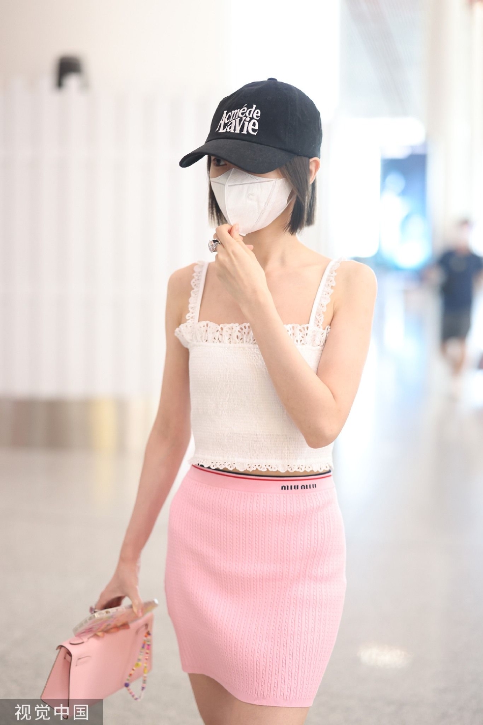 组图:毛晓彤粉白色系穿搭现身机场 清凉造型尽显好身材_高清图集_新浪