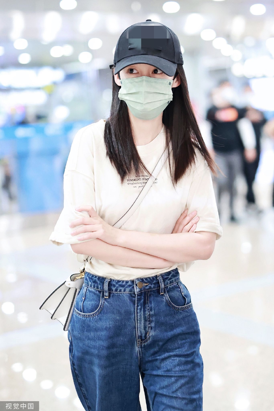 组图:李沁休闲穿搭现身机场 牛仔裤搭棒球帽好青春_高清图集_新浪网