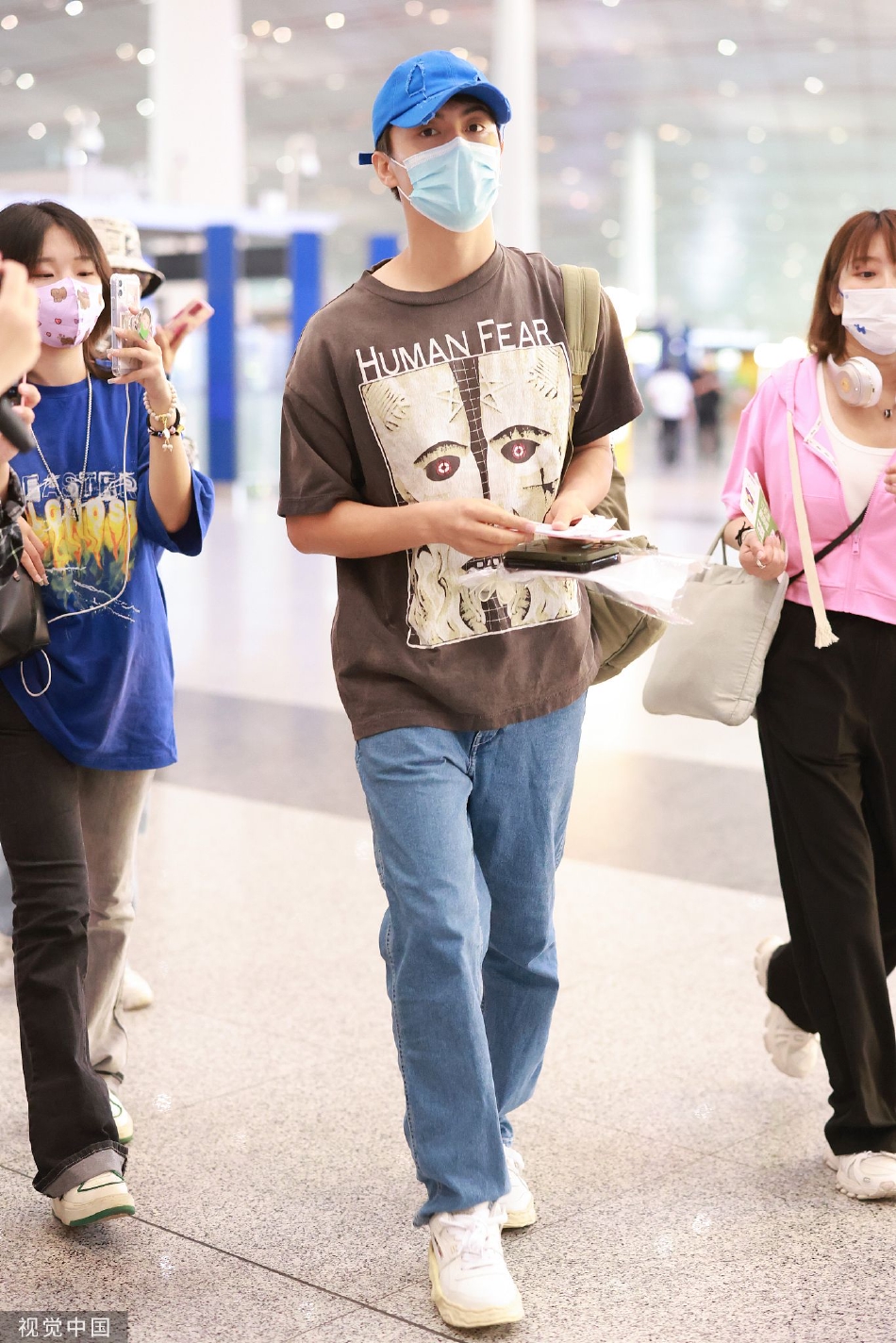 组图:马天宇运动风穿搭现身机场 获粉丝热情拍照问候_高清图集_新浪网