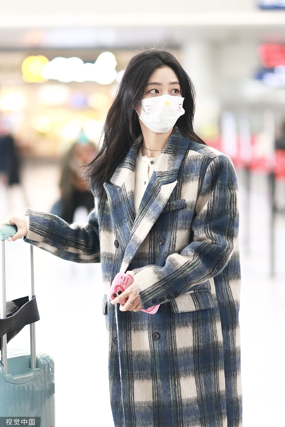 组图:戚砚笛身穿格纹大衣现身机场 发丝飘逸穿搭时尚显温柔气质