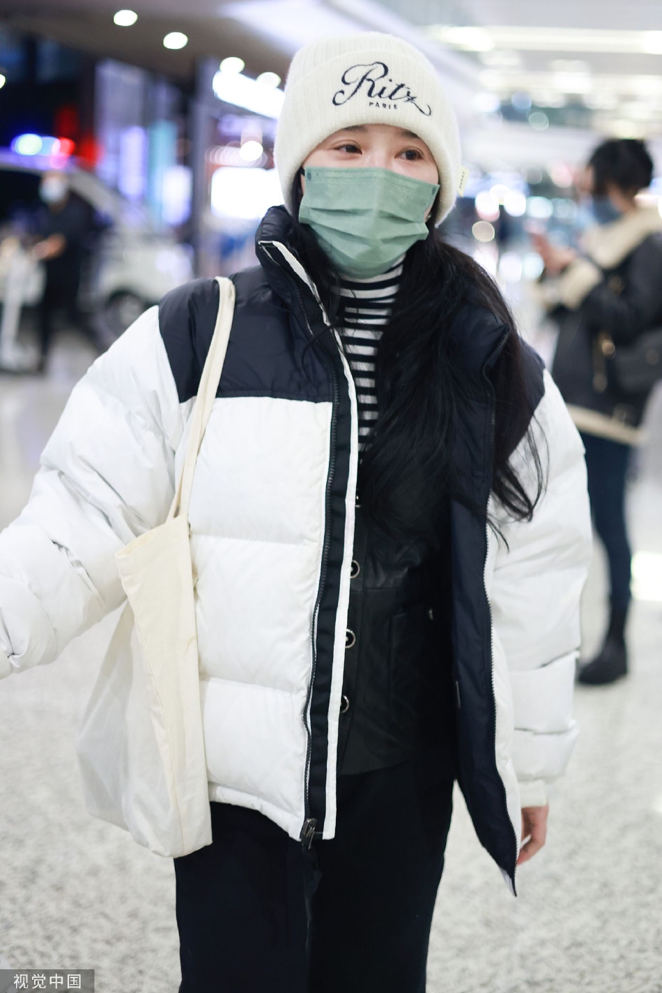 组图:熊乃瑾穿拼色羽绒服现身机场 穿搭简约向镜头挥手好亲切