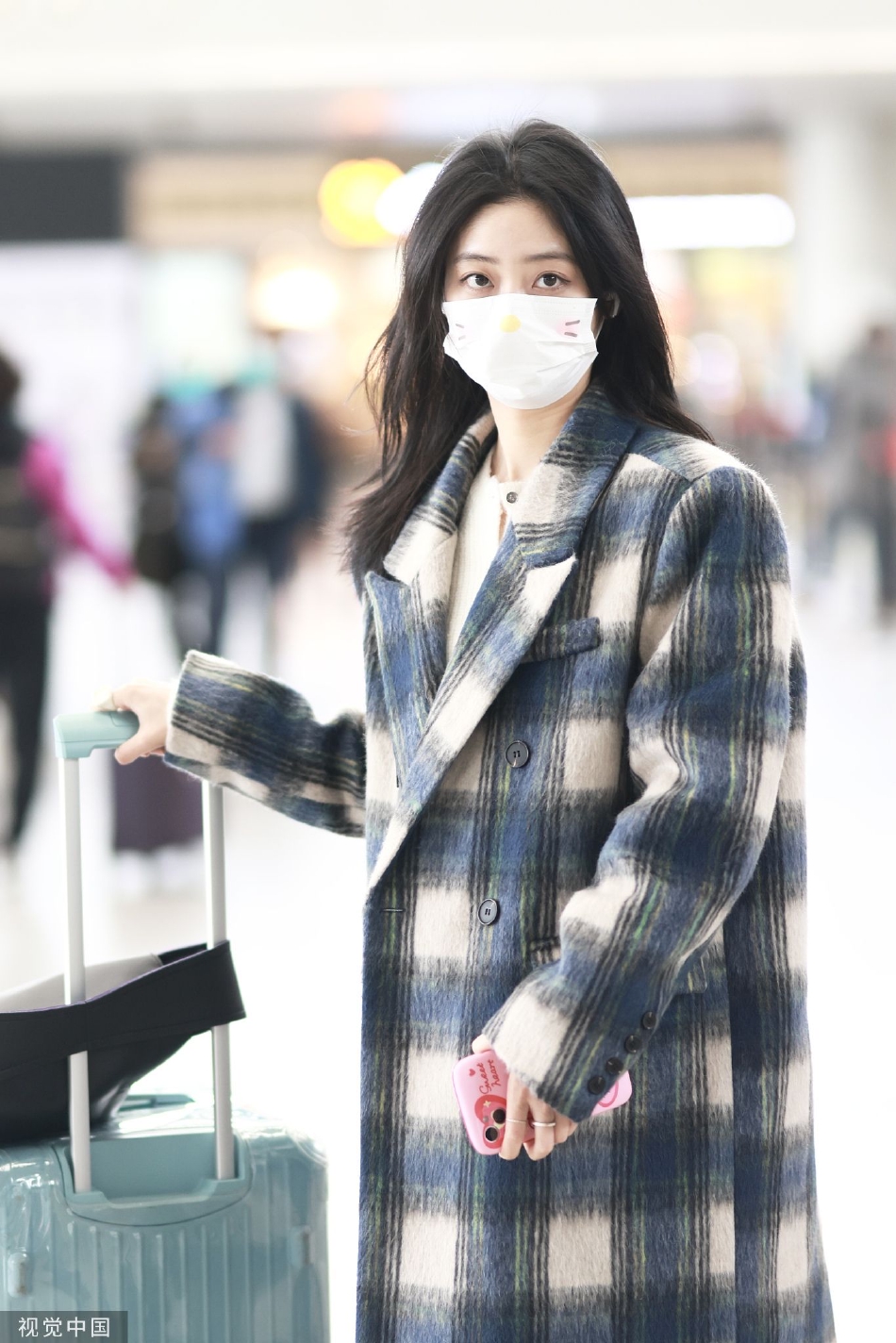 组图:戚砚笛身穿格纹大衣现身机场 发丝飘逸穿搭时尚显温柔气质