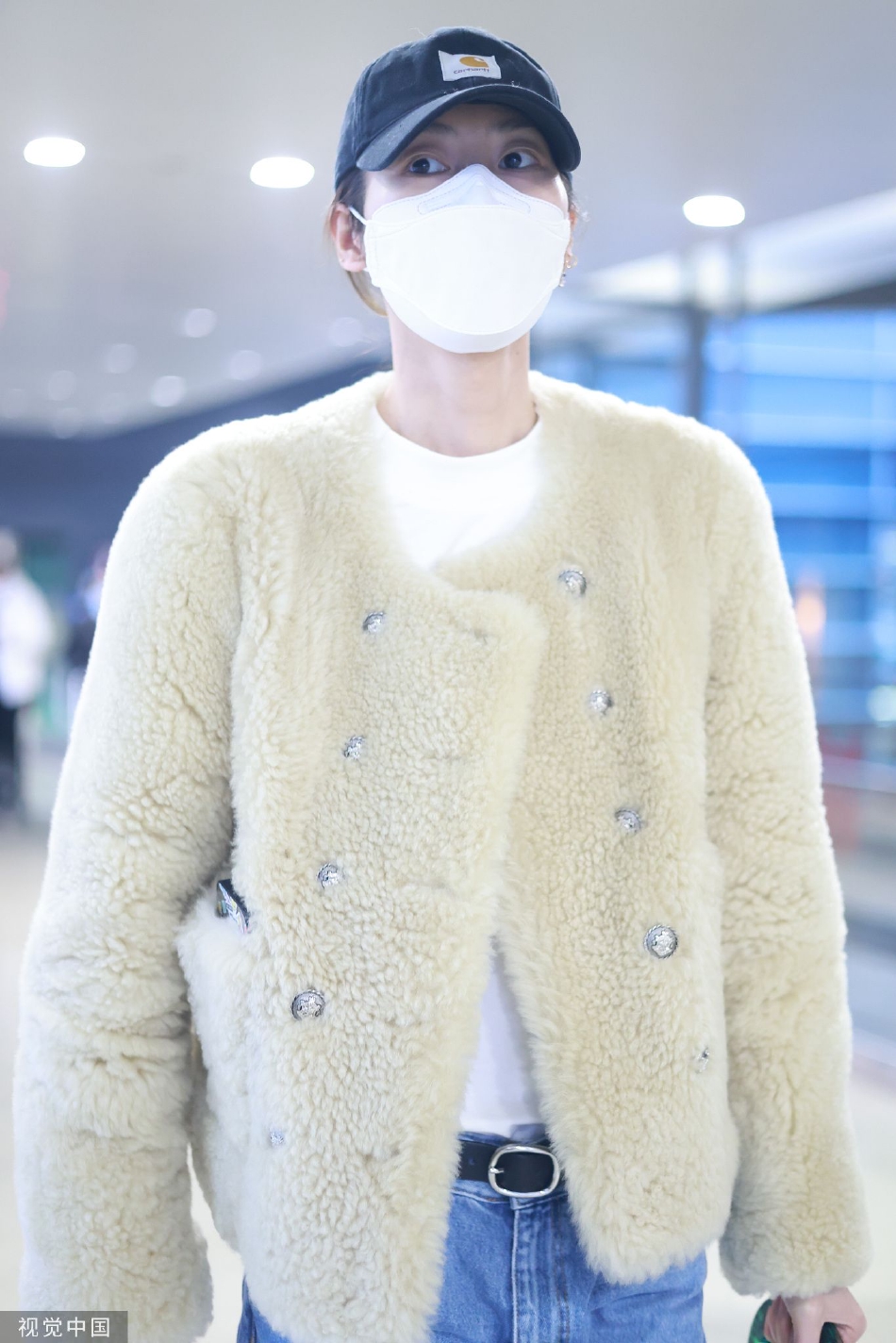 组图：刘雯穿白色小香风皮草外套现身机场 时尚保暖星范儿十足