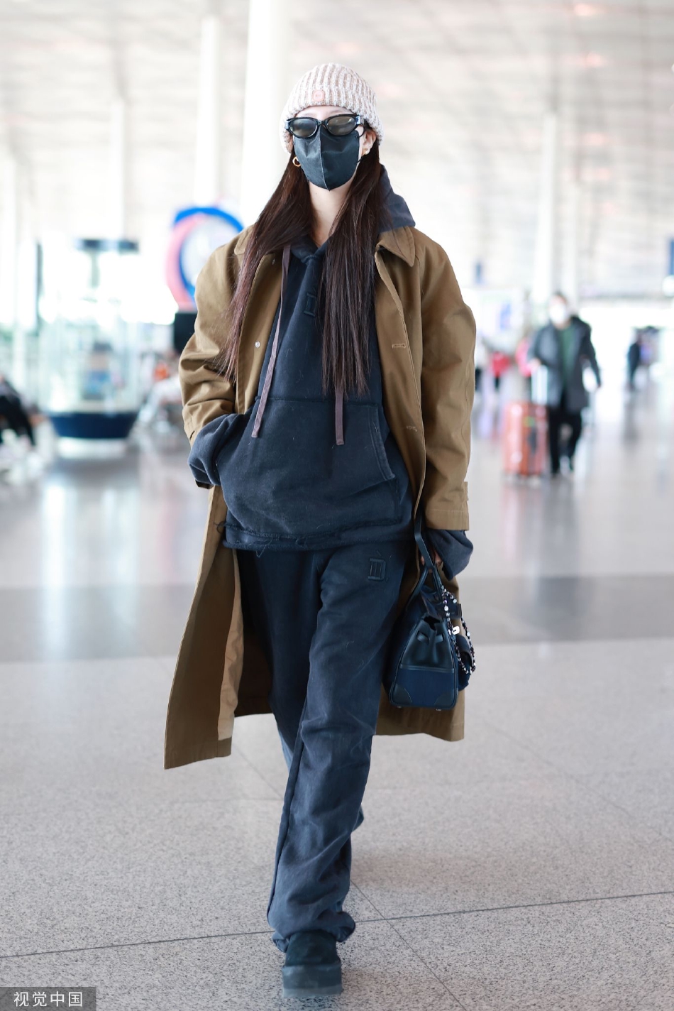 组图：宋妍霏卡其色大衣现身机场 配毛线帽保暖又温柔