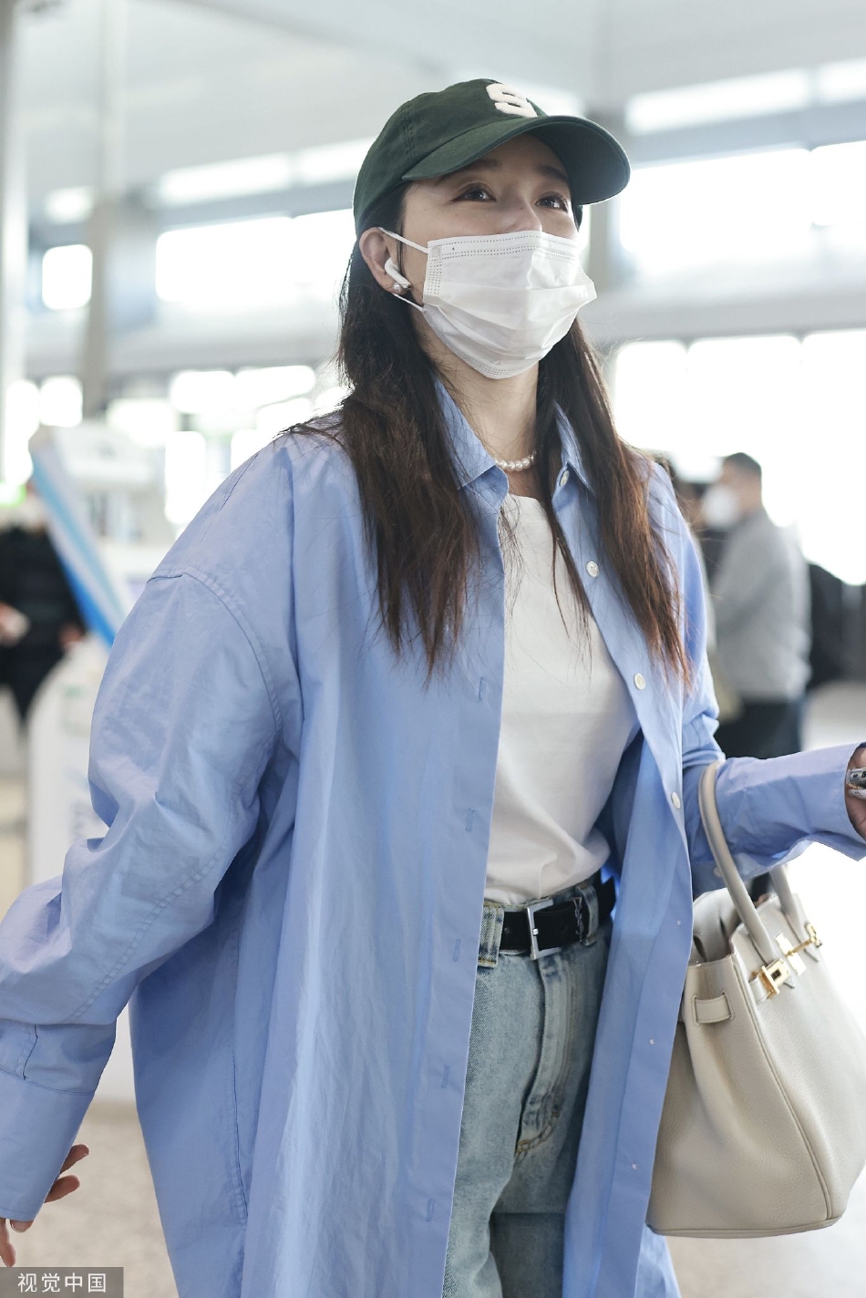 组图:阚清子穿搭休闲机场出行 浅蓝色衬衣配牛仔裤清新甜美_高清图集