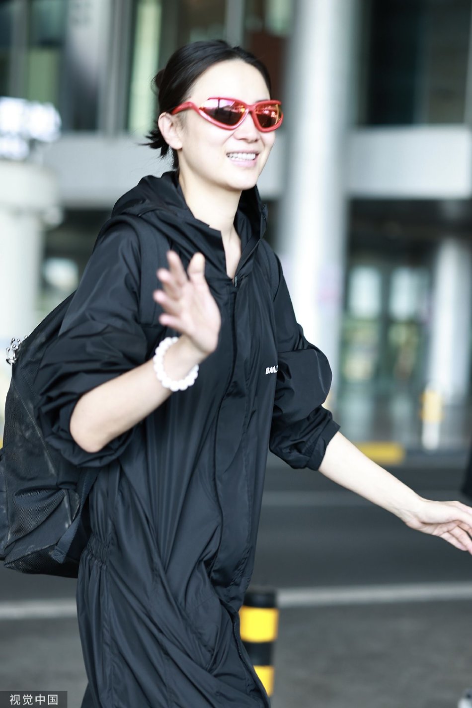 组图:宋佳结束时装周行程回国 和粉丝打招呼签名好随和_高清图集_新浪