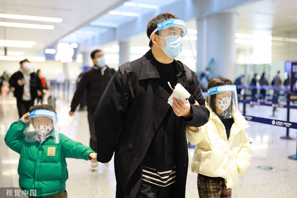 组图：黄磊带二女儿和小儿子现身机场 一家人穿搭休闲十分温馨