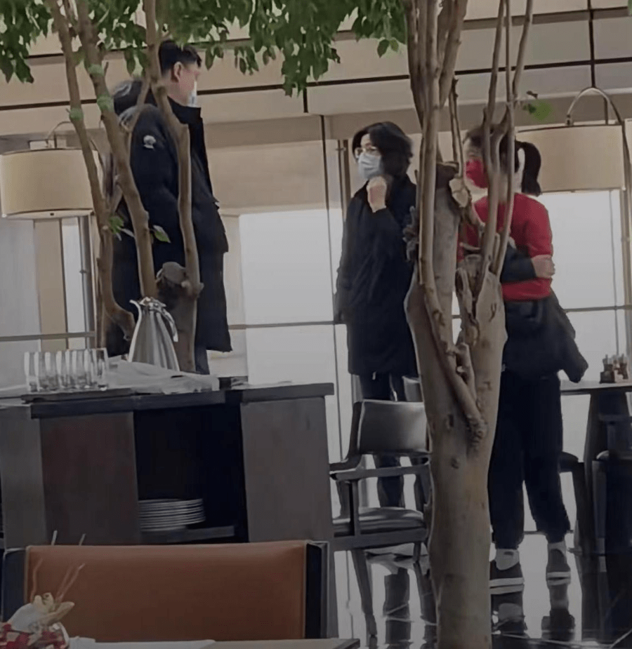 组图:姚明一家三口吃早餐被偶遇 12岁姚沁蕾身高出众打扮朴素