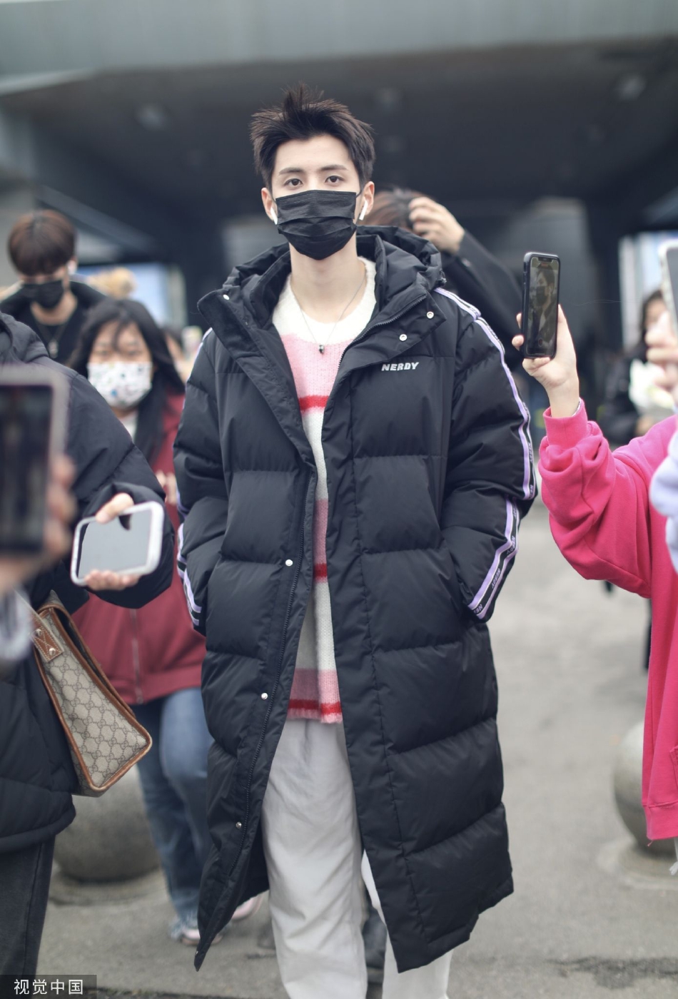 组图：陈鑫昊黑色羽绒服现身机场 内搭粉色毛衣少年力拉满