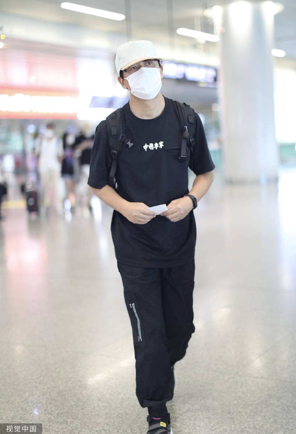 eilish)在与大卫·莱特曼(david letterman)对话时谈到了自己的"妥瑞