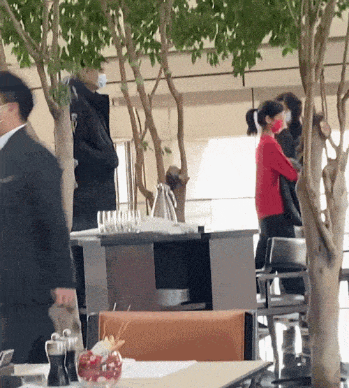 组图:姚明一家三口吃早餐被偶遇 12岁姚沁蕾身高出众打扮朴素
