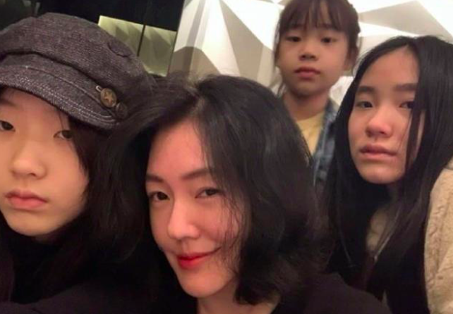 组图：许老三晒美照秀长腿被网友催出道小S霸气回应称“不行”第10张图片