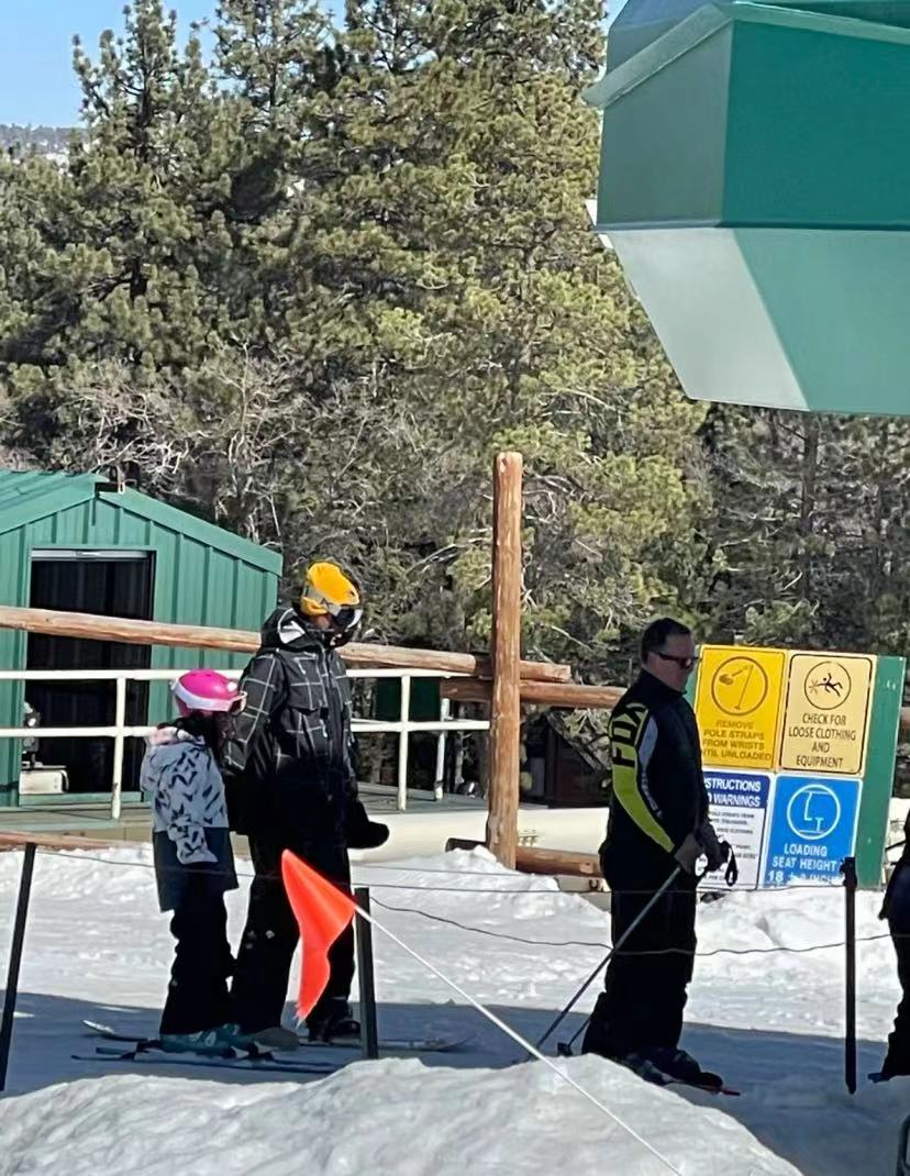 组图：吴彦祖带女儿滑雪被偶遇 耐心教导和路人合影好亲切