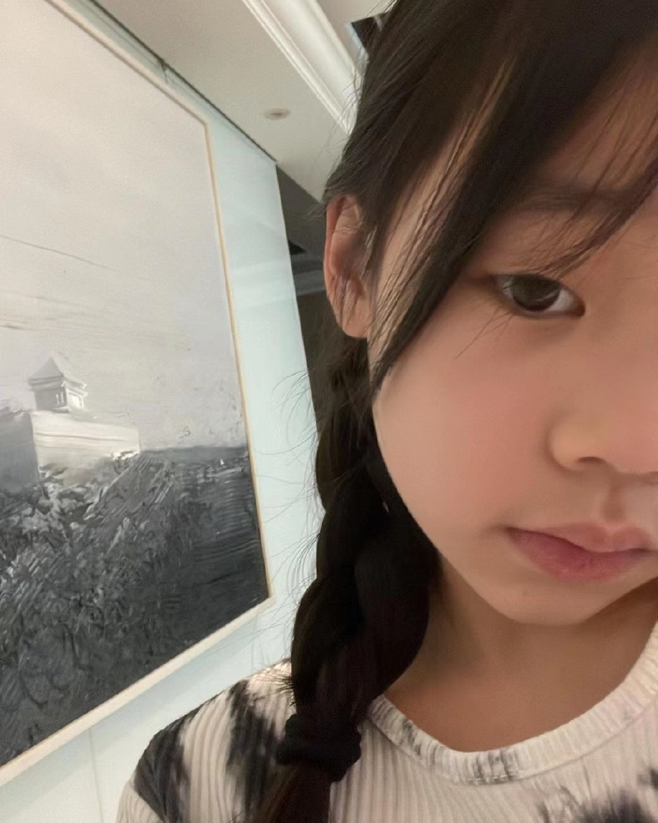 组图：许老三晒美照秀长腿被网友催出道小S霸气回应称“不行”第5张图片