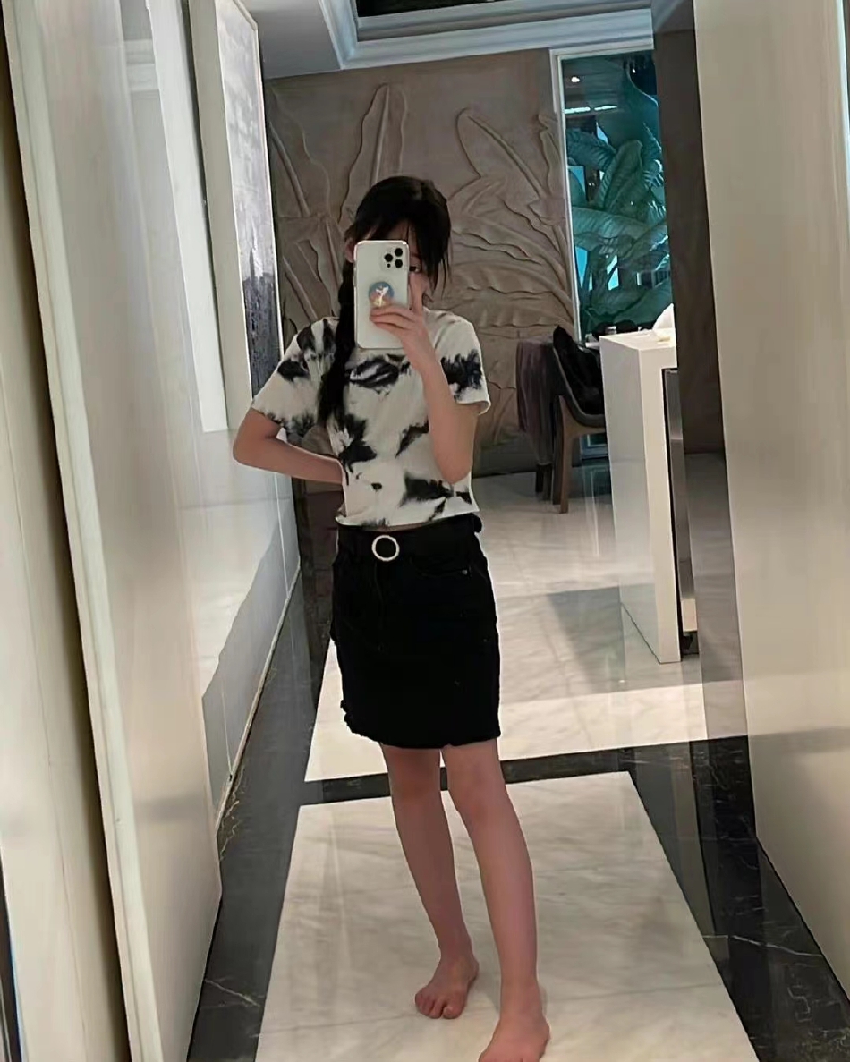 组图：许老三晒美照秀长腿被网友催出道小S霸气回应称“不行”第1张图片