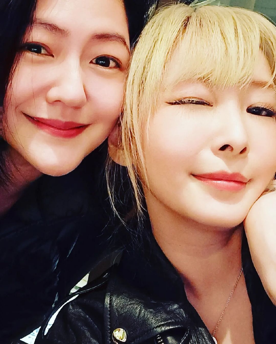 3月24日 8:40makiyo小s合照林志颖发文否认违停 称跑车车主并非本人3