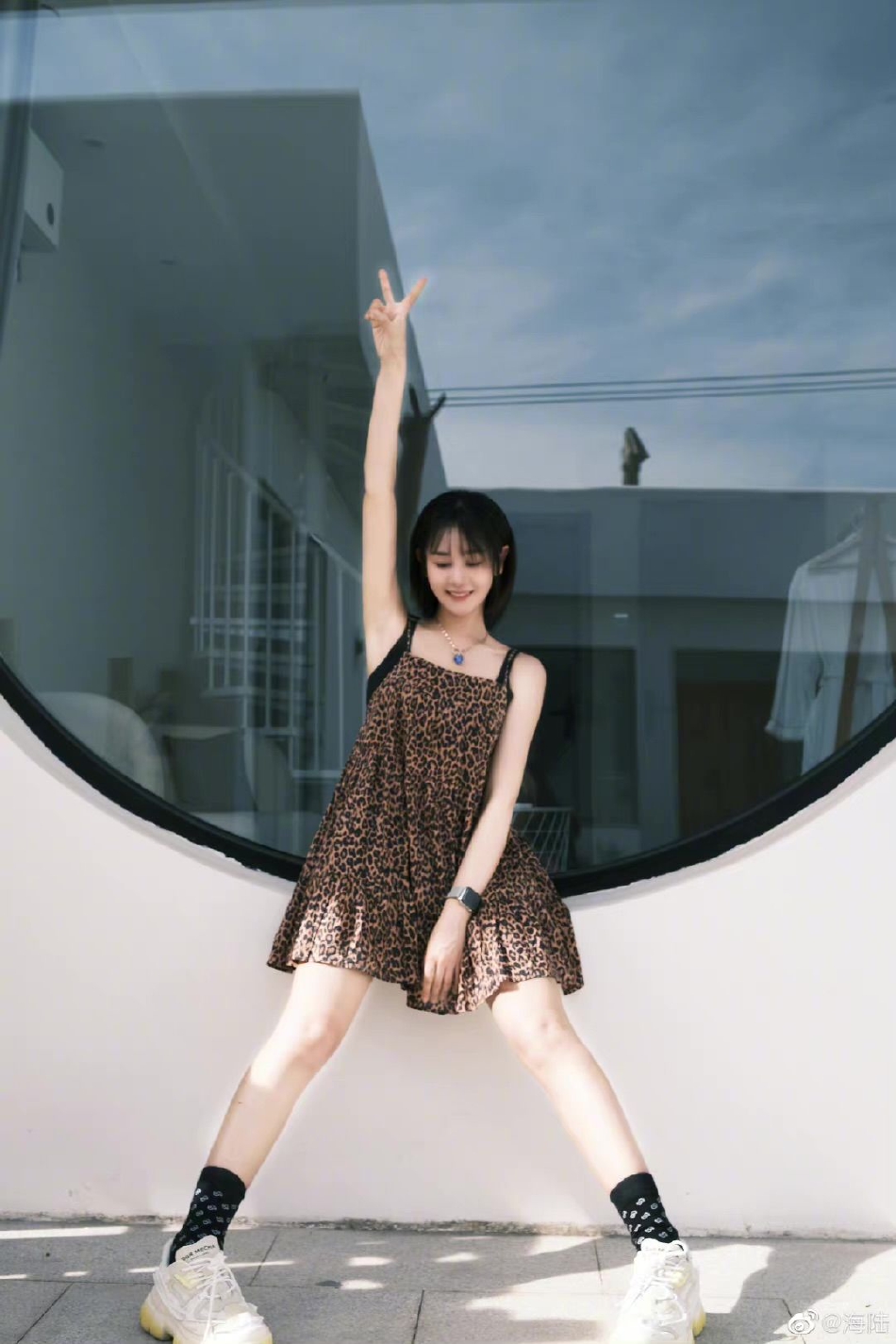 组图:海陆晒海边夏日感写真 穿豹纹短裙搭配清爽短发甜美十足