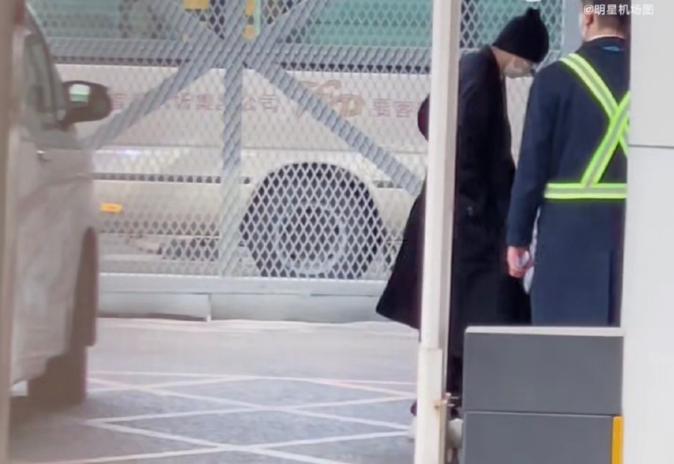 组图：王俊凯身穿黑色大衣现身机场 头戴毛线帽走路带风好帅气