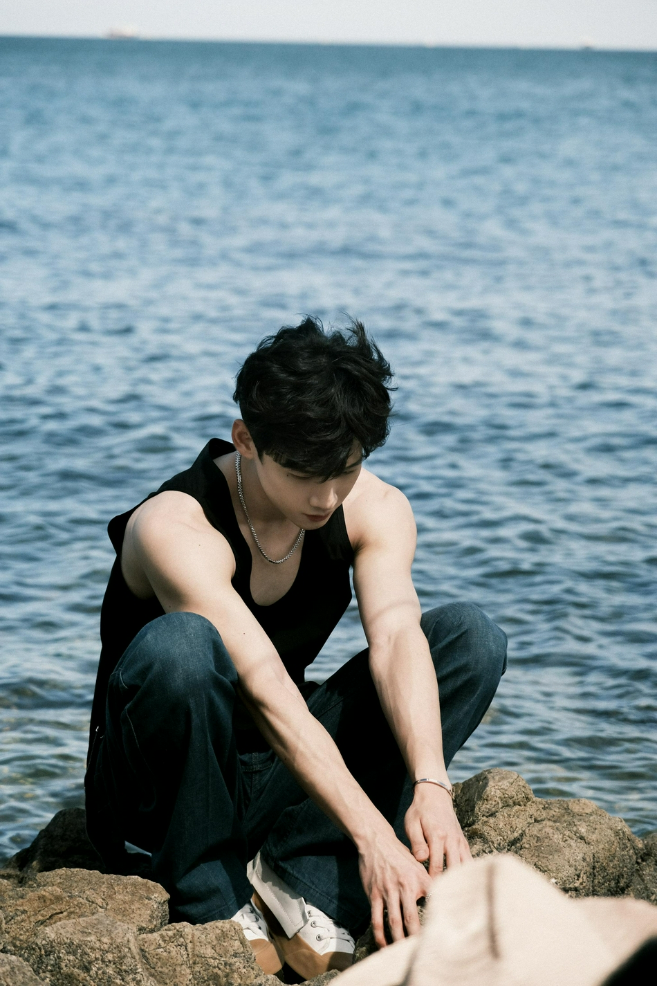 组图:白敬亭踏浪大片释出少年感满分 穿红色西装秀健硕腹肌