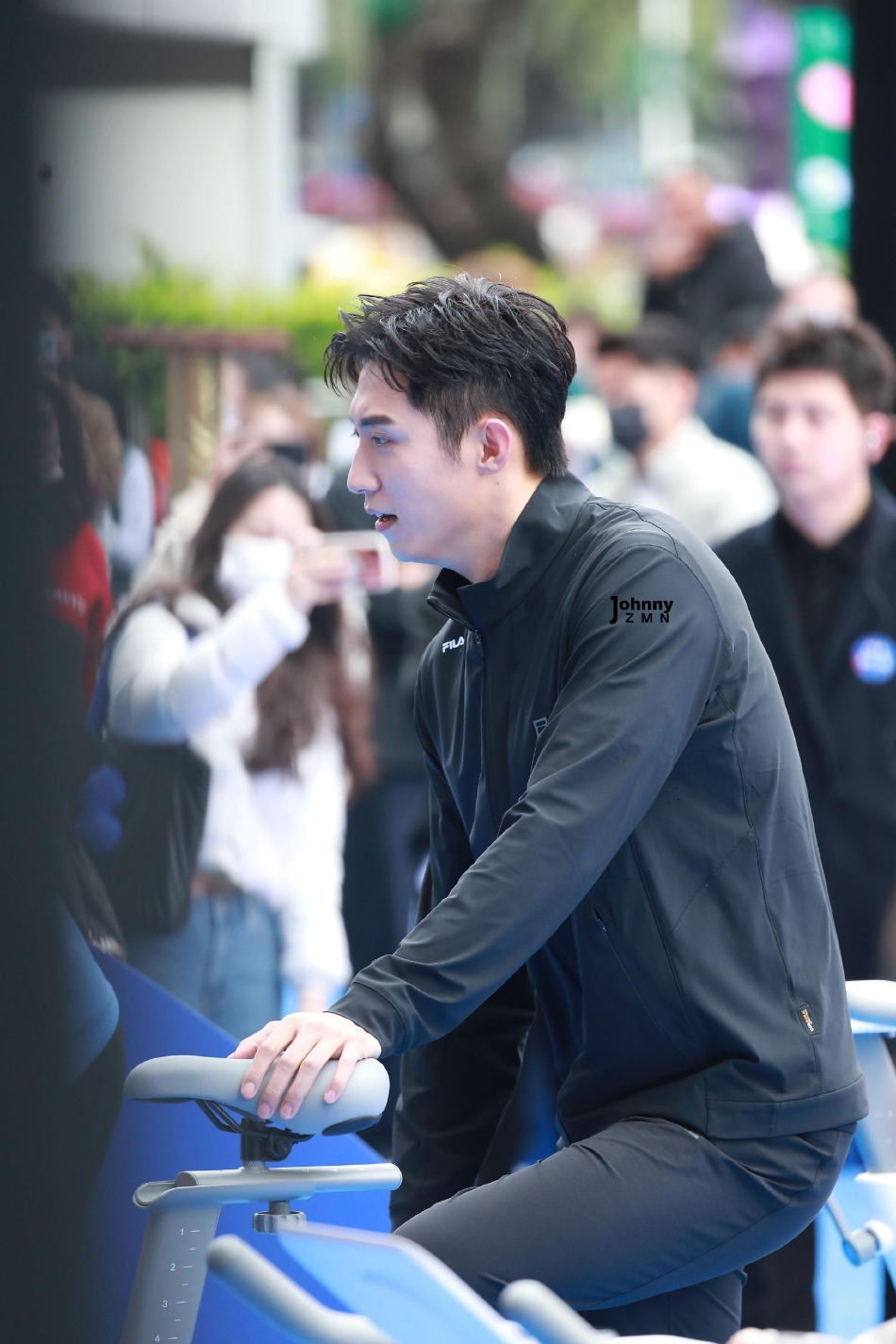 组图:黄景瑜风波后现身活动 身穿黑色运动服健身活力满满_高清图集