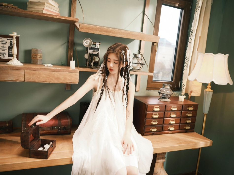 组图：鞠婧祎新年最新写真释出 着吊带白裙温婉好仙气