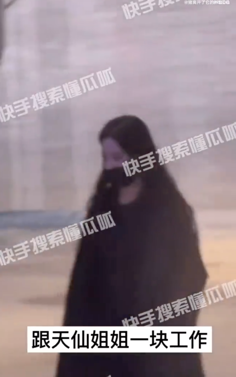 组图:刘亦菲和助理逛街吃饭被拍 两人穿着低调一路聊天状态好