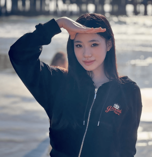 组图：小S二女儿Lily晒旅行照 在海边秀长腿青春有活力