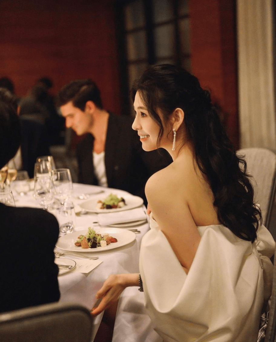 邱淑贞女儿沈月参加晚宴照释出 身穿白色抹胸短裙笑容甜美_影视资讯网