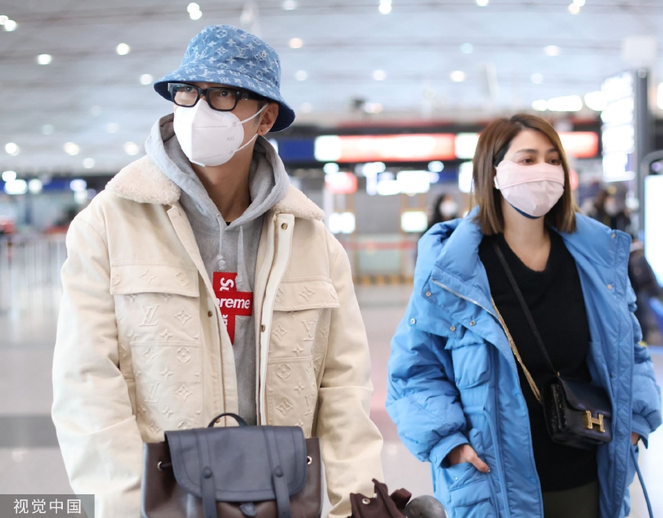 组图：张丹峰洪欣夫妇抵达机场 休闲造型时尚保暖好亮眼