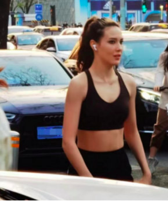 组图：谷爱凌街头跑步被路人要求合影欲走却被拦下表情惊慌第4张图片