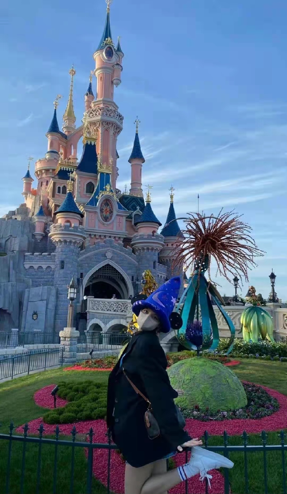 组图 Lisa晒出迪士尼旅行照头戴魔法帽摩登感十足 高清图集 新浪网