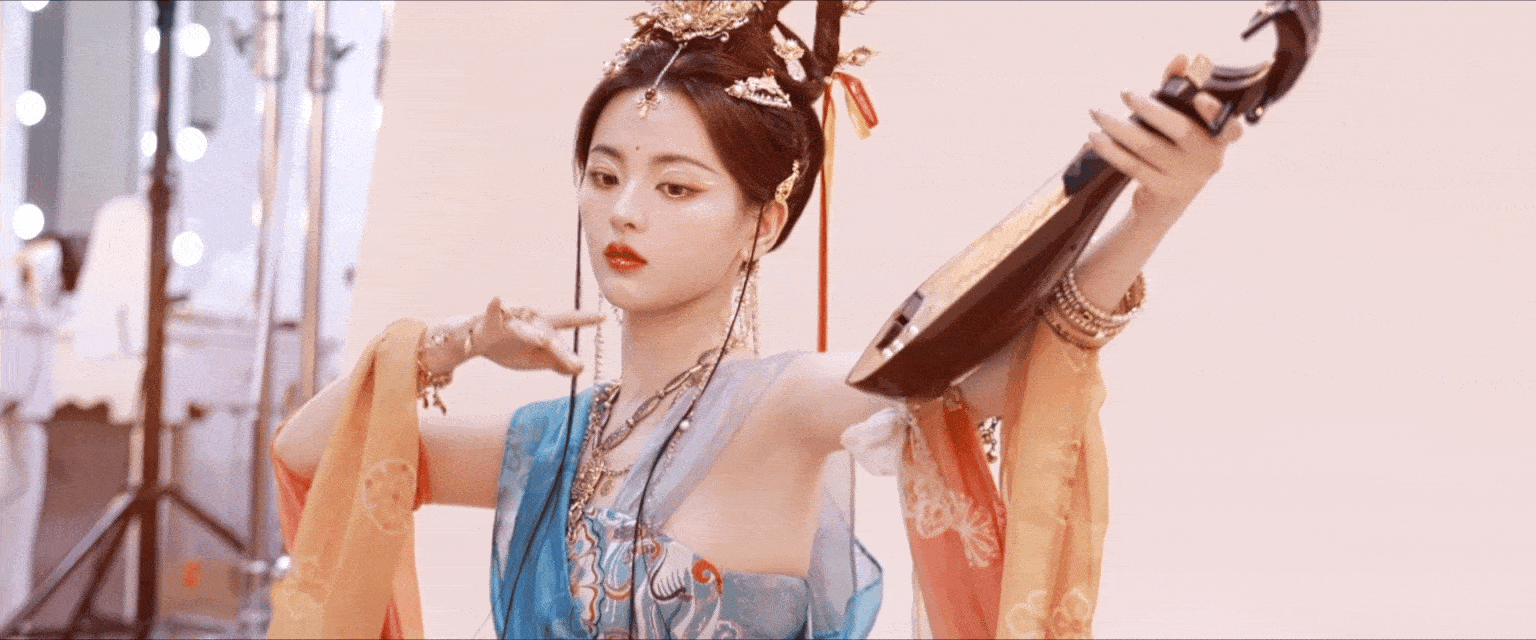 组图:杨超越敦煌飞天神女造型古韵十足 锦衣彩带迎风起舞超抢眼