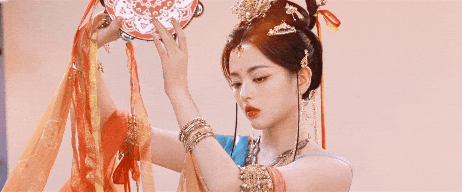 组图:杨超越敦煌飞天神女造型古韵十足 锦衣彩带迎风起舞超抢眼