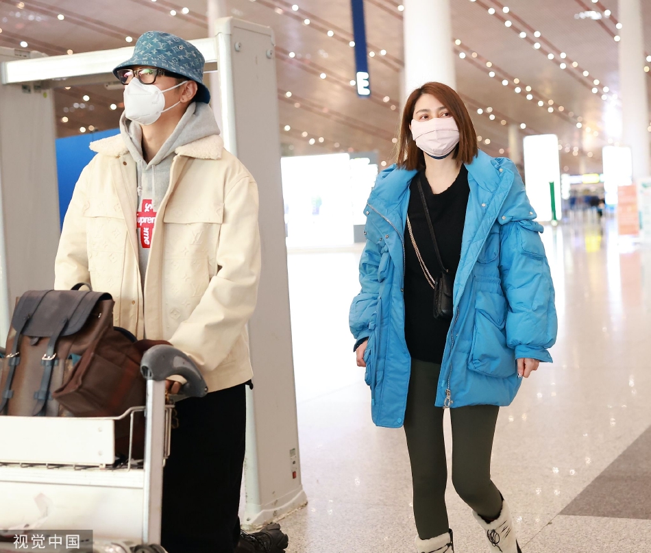 组图：张丹峰洪欣夫妇抵达机场 休闲造型时尚保暖好亮眼