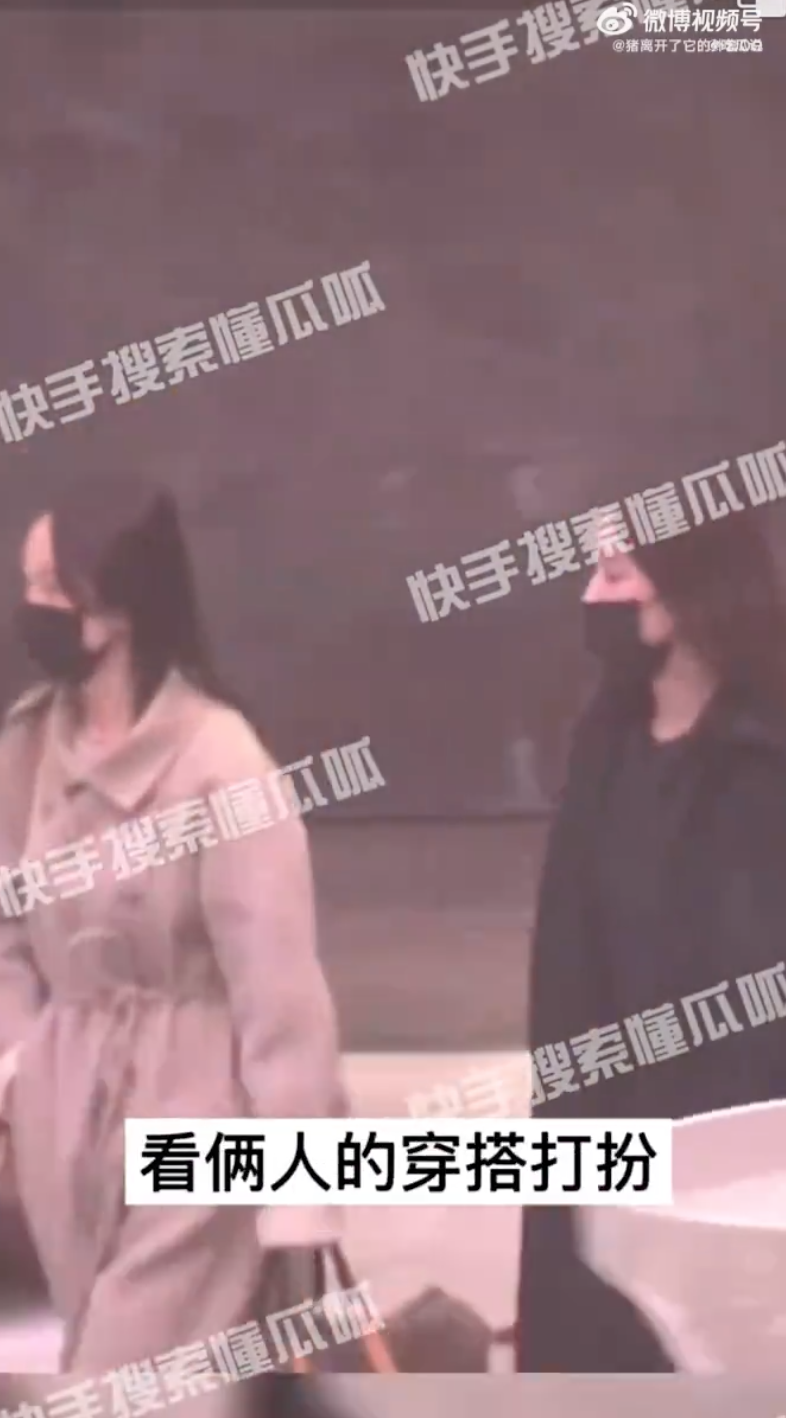 组图：刘亦菲和助理逛街吃饭被拍 两人穿着低调一路聊天状态好