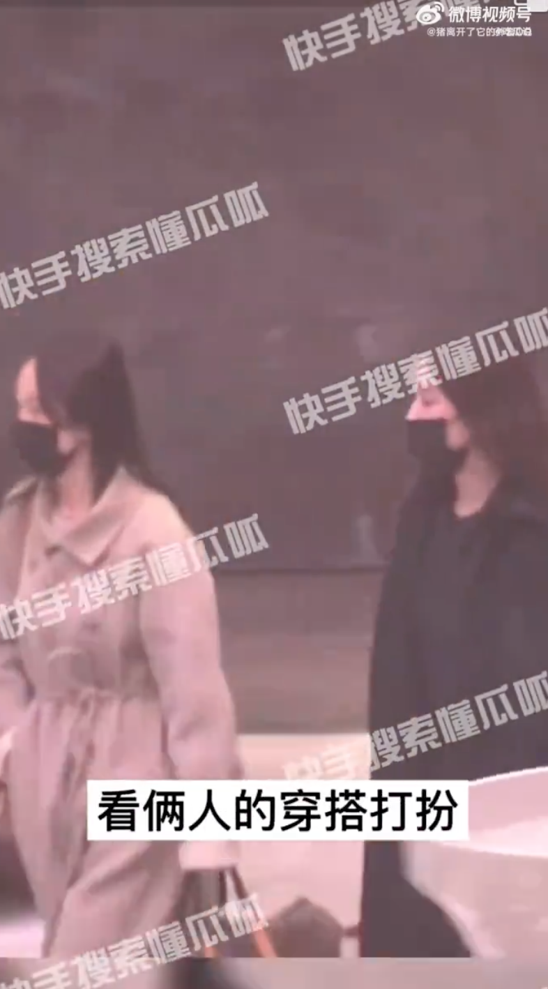 组图:刘亦菲和助理逛街吃饭被拍 两人穿着低调一路聊天状态好