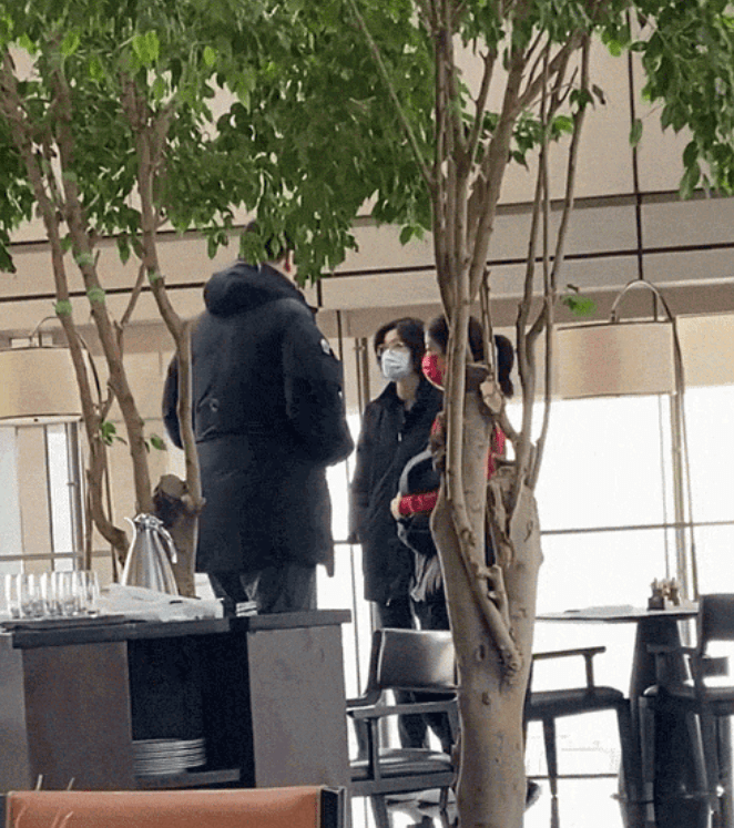 组图:姚明一家三口吃早餐被偶遇 12岁姚沁蕾身高出众打扮朴素