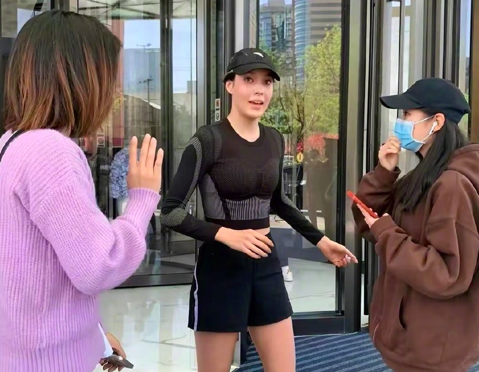 组图：谷爱凌街头跑步被路人要求合影欲走却被拦下表情惊慌第5张图片