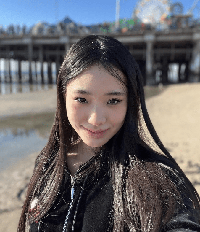 组图：小S二女儿Lily晒旅行照 在海边秀长腿青春有活力