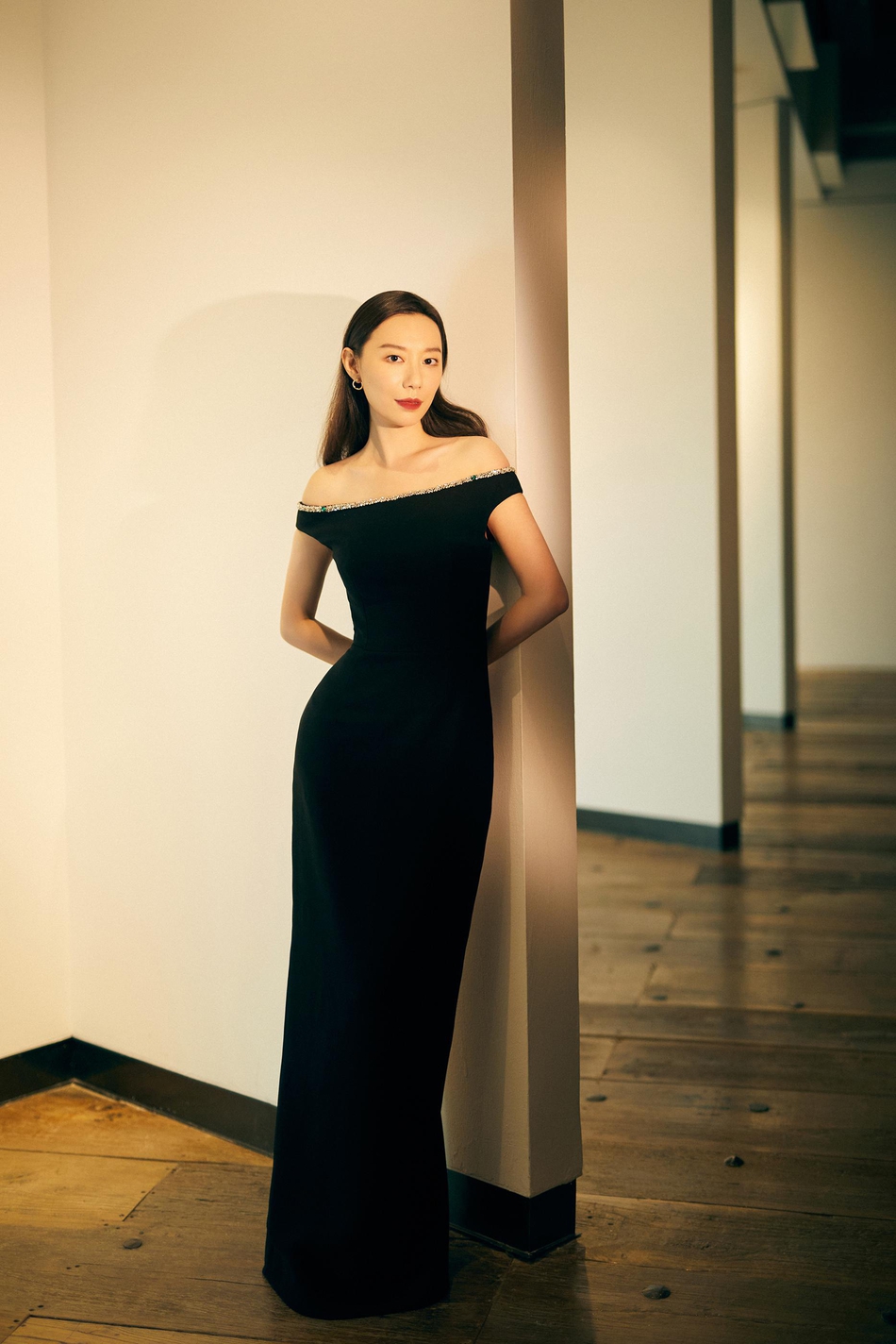 组图:英泽黑色水晶礼服利落飒气 简约妆容尽显优雅气质