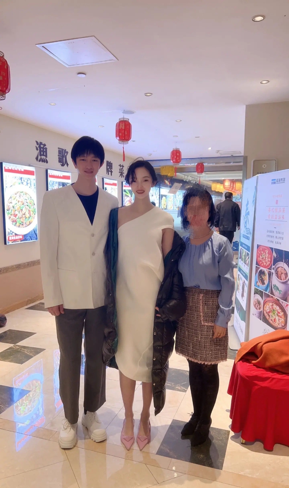 组图:网友曝雎晓雯金大川结婚 晒现场与两人合照